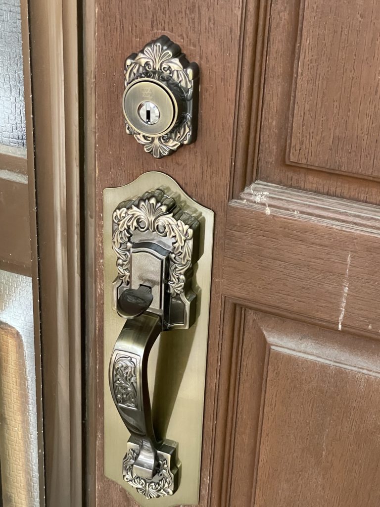 愛知県大府市　玄関ドアのハンドル取替工事　長沢製作所　装飾錠レバーハンドル古代